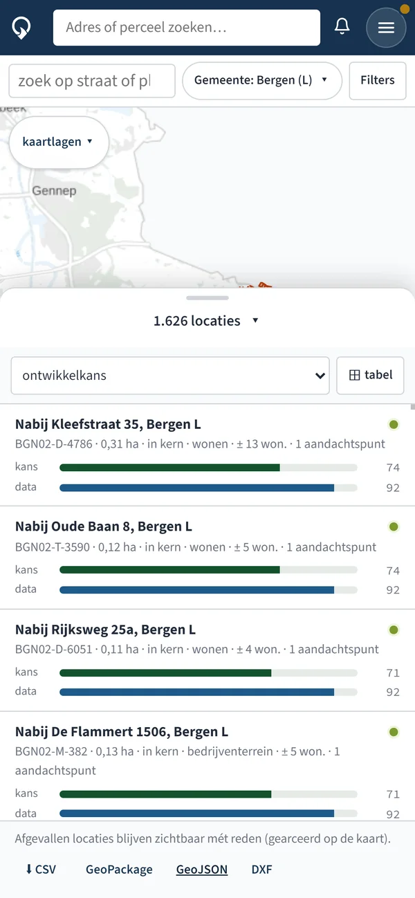 GEOSHARQ op een telefoon: de lijst met locaties, elk met een balk voor ontwikkelkans en databetrouwbaarheid.